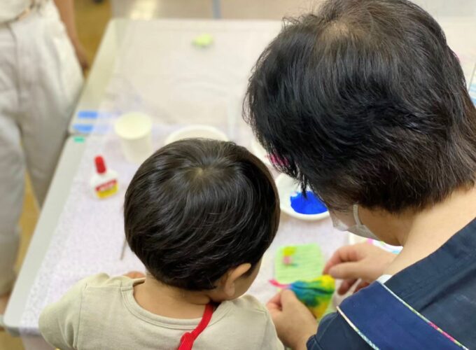 金沢子ども食堂すくすくでレクリエーションを楽しんでいる様子