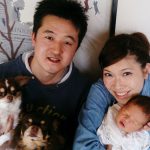 産まれたばかりの赤ちゃんと筆者の家族写真