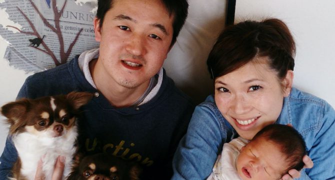 産まれたばかりの赤ちゃんと筆者の家族写真