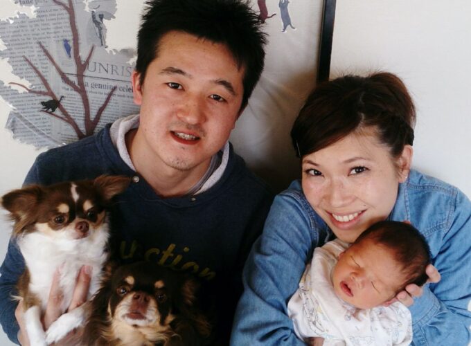 産まれたばかりの赤ちゃんと筆者の家族写真