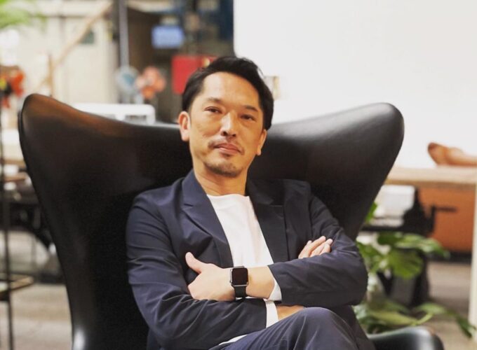 腕組みをしているAozora Factory代表理事の本多竜太さんの写真