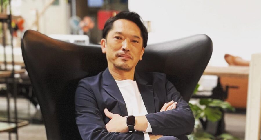 腕組みをしているAozora Factory代表理事の本多竜太さんの写真