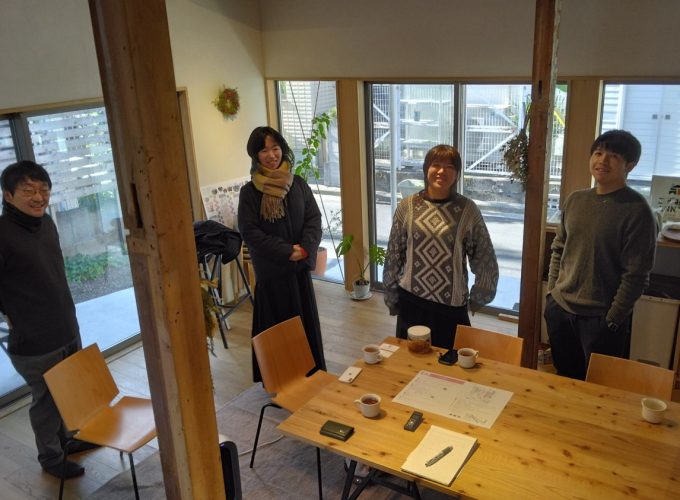 左から：酒谷粋将准教授（関東学院大学建築・環境学部）、藤原真名美さん（藤原酒谷設計事務所　共同主催）、荒川百花さん（関東学院大学大学院工学研究科建築学専攻）、飯濱由樹さん（関東学院大学大学院工学研究科建築学専攻）※撮影時（2023年12月26日　※荒川さんは2024年3月で卒業）