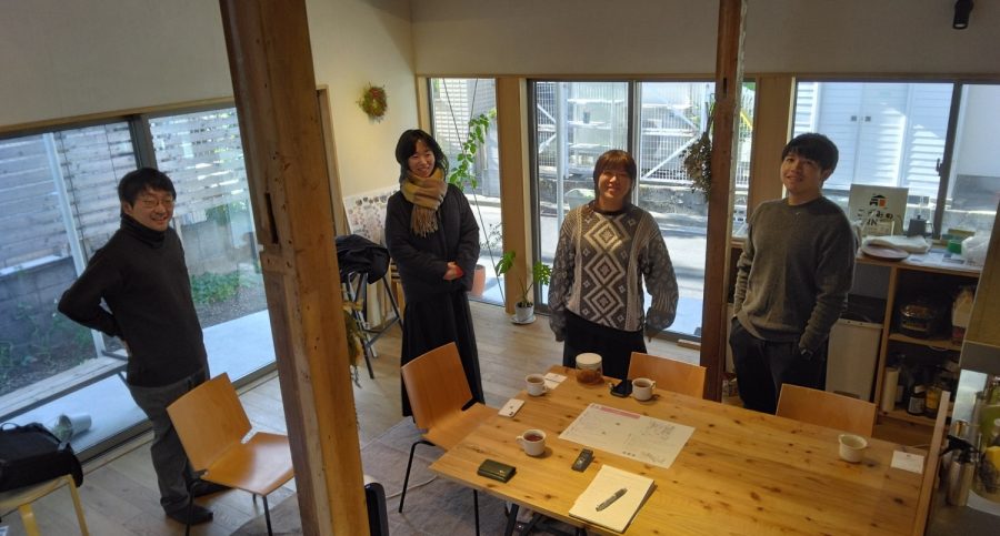 左から：酒谷粋将准教授（関東学院大学建築・環境学部）、藤原真名美さん（藤原酒谷設計事務所　共同主催）、荒川百花さん（関東学院大学大学院工学研究科建築学専攻）、飯濱由樹さん（関東学院大学大学院工学研究科建築学専攻）※撮影時（2023年12月26日　※荒川さんは2024年3月で卒業）