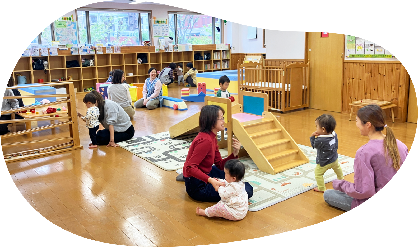 子育て支援拠点「とことこ」で交流する子どもと保護者