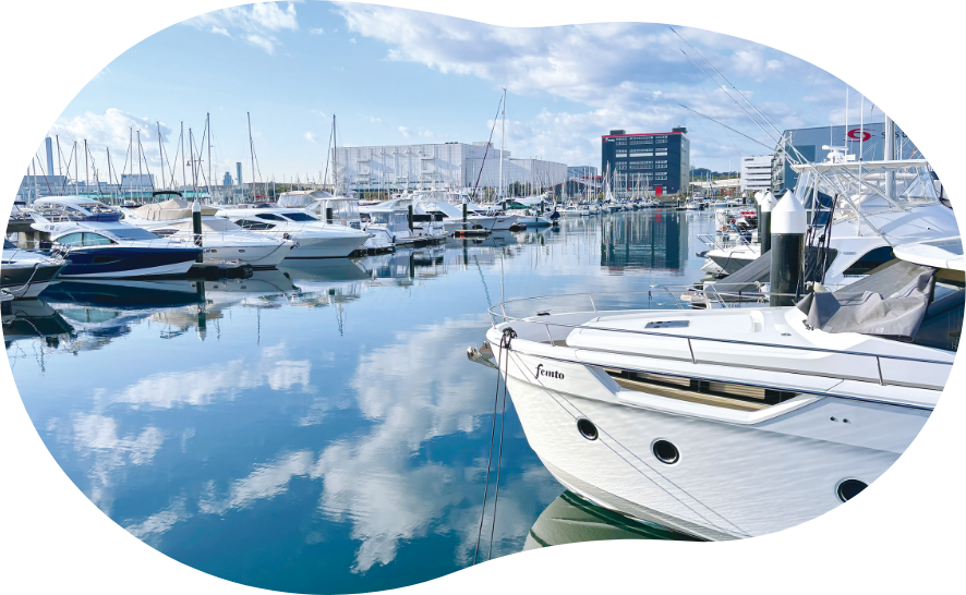 横浜ベイサイドマリーナに停泊するボート